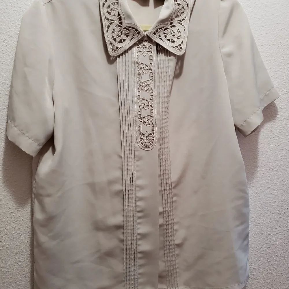 *Laura Scott, Tan short sleeve blouce,…